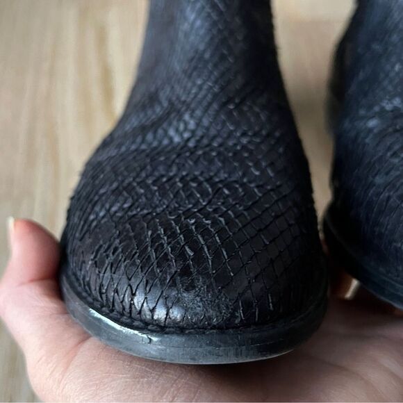 Stuart Weitzman‎ black snake skin flat chelsea boot zip side 7.5M made in spain - Picture 10 of 13